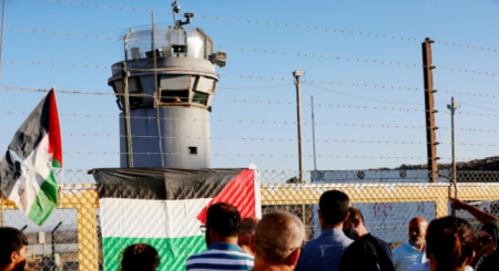 أسرى "عوفر" يعلقون إضرابهم عن الطعام ويمنحون إدارة السجن مهلة للدراسة مطالبهم